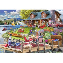 Lake View Cabin Mountain Time af Marie August-Anderson med et hus ved s�en, hvor der er d�kket op ved et lille bord der st�r p� badebroen.