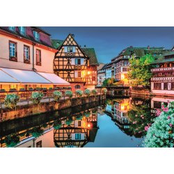 Strasbourg Old Town med bindingsv�rkshusene der spejles i vandet. 