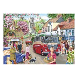 Here Comes the Bus af Robert Barry med en r�d bus i en idyllisk landsby.